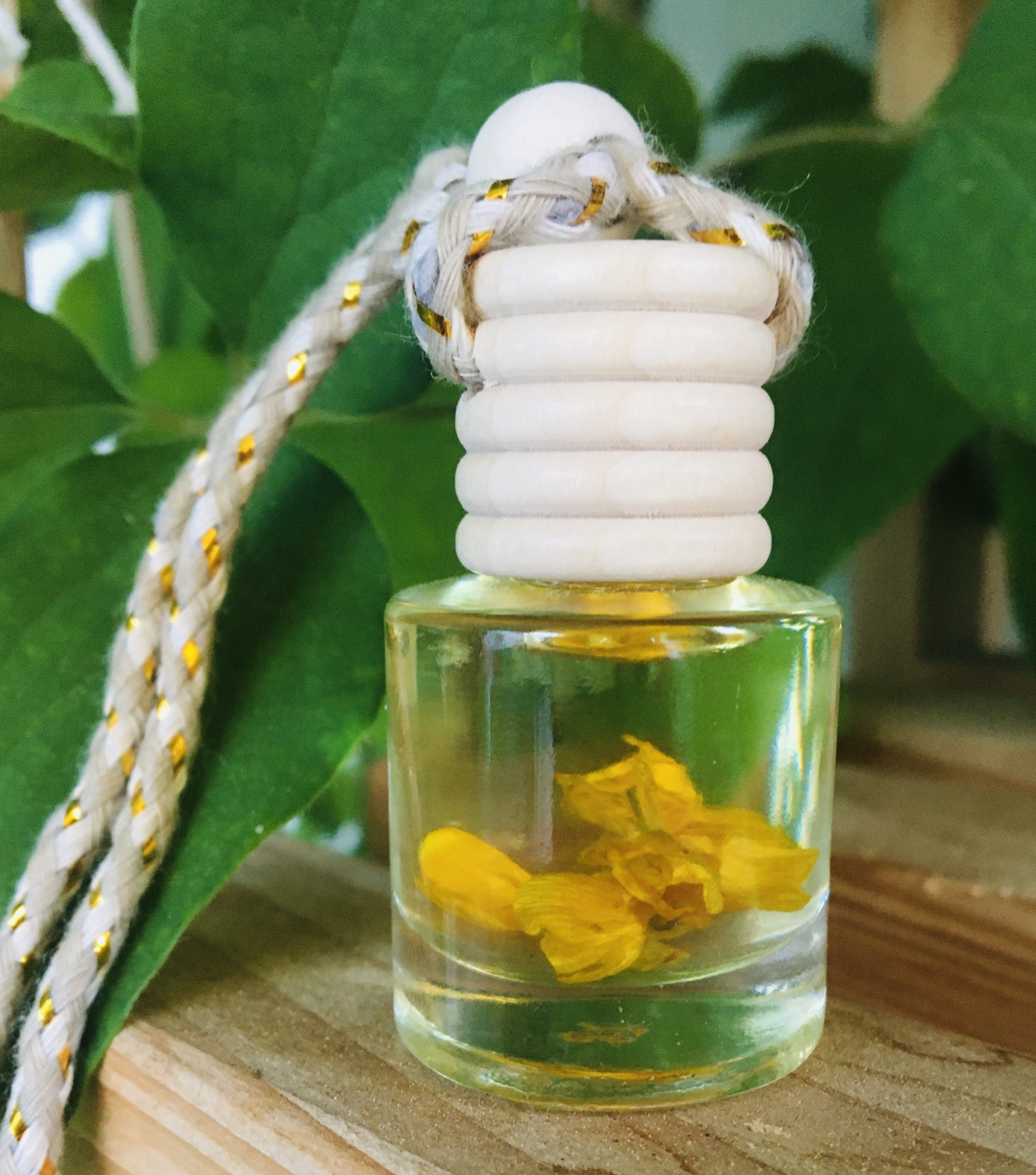 Diffuseur pour voiture ou petits espaces (y compris armoires) en verre avec bouchon en bois. Parfum de Grasse, myristate d'isopropyle et fleurs séchées