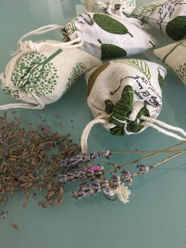 Sachets parfumés avec des grains de lavande séchée -motif arbre