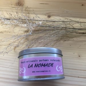 Bougie artisanale parfumée rechargeable La Nomade en cire d'olive végétale, parfums de Grasse et colorants naturels