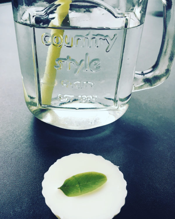 Fondant parfumé senteur Mojito à la cire végétale d'olive, parfum de Grasse et feuille de menthe séchée