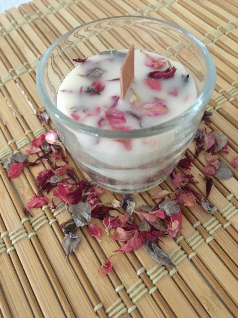 Bougie dans pot verrine avec cire d'olive et fleur séchée