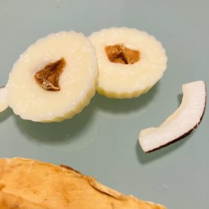 Fondant parfumé Mangue et coco en cire végétale naturelle d'olive, parfum de Grasse, mica jaune, noix de coco et mangue séchées