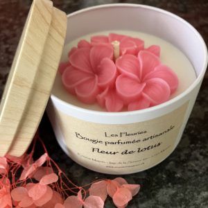 Bougie artisanale Fleur de lotus, cire végétale d'olive, mèche ECO coton, parfum de Grasse, boîte en métal raffinée