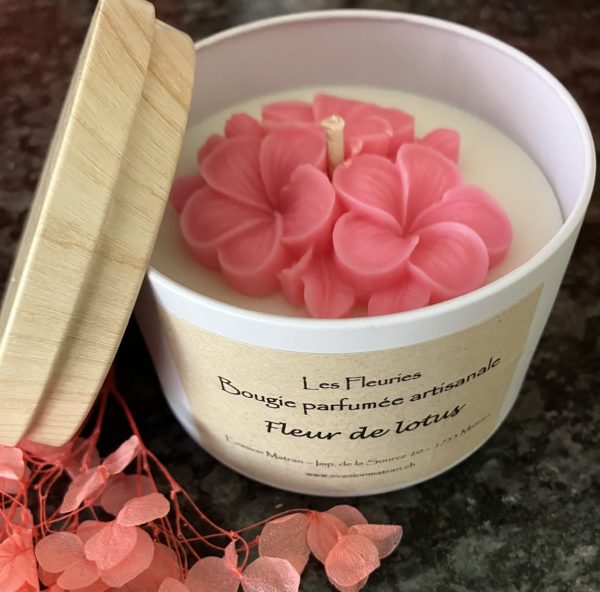 Bougie artisanale Fleur de lotus, cire végétale d'olive, mèche ECO coton, parfum de Grasse, boîte en métal raffinée