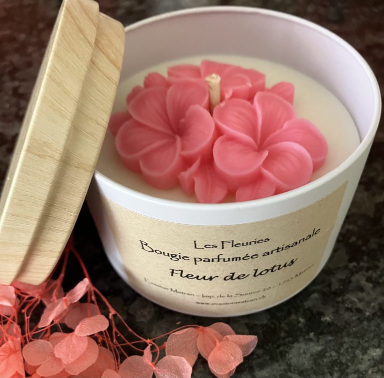 Bougie artisanale Fleur de lotus, cire végétale d'olive, mèche ECO coton, parfum de Grasse, boîte en métal raffinée