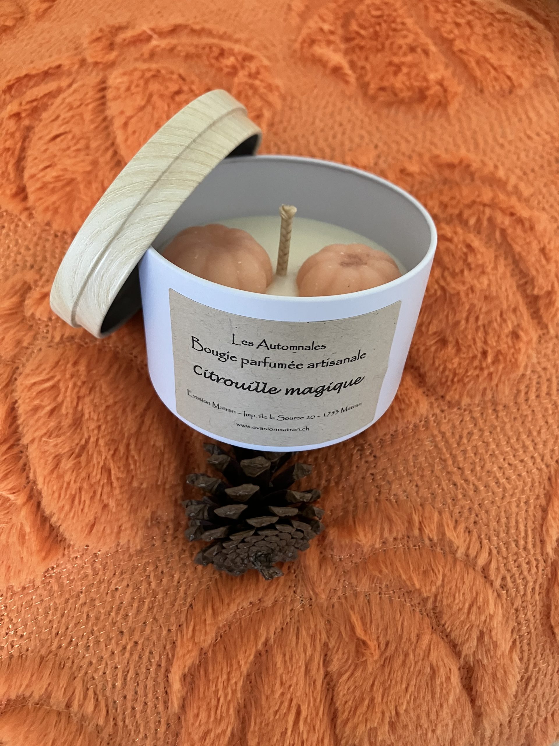 Bougie en cire d'olive, parfum Citrouille vanillée, mica orange dans une boîte métal avec couvercle imitation bois