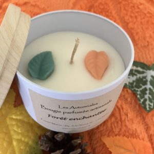 Bougie artisanale en cire d'olive, parfum de Grasse Forêt enchantée, colorants naturels vert et orange dans une boîte en métal avec couvercle imitation bois