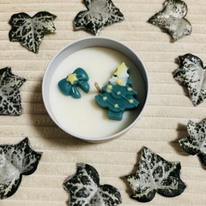 Bougie Noël Magique artisanale parfumée, à la cire d'olive, mèche coton, parfum Cimes enneigées, cire décorative avec micas vert et jaune