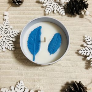 Collection Les Givrées : bougie artisanale parfumée Caresse de plume (parfum crème Nivea) en cire d'olive, mèche coton, colorant naturel (mica bleu)
