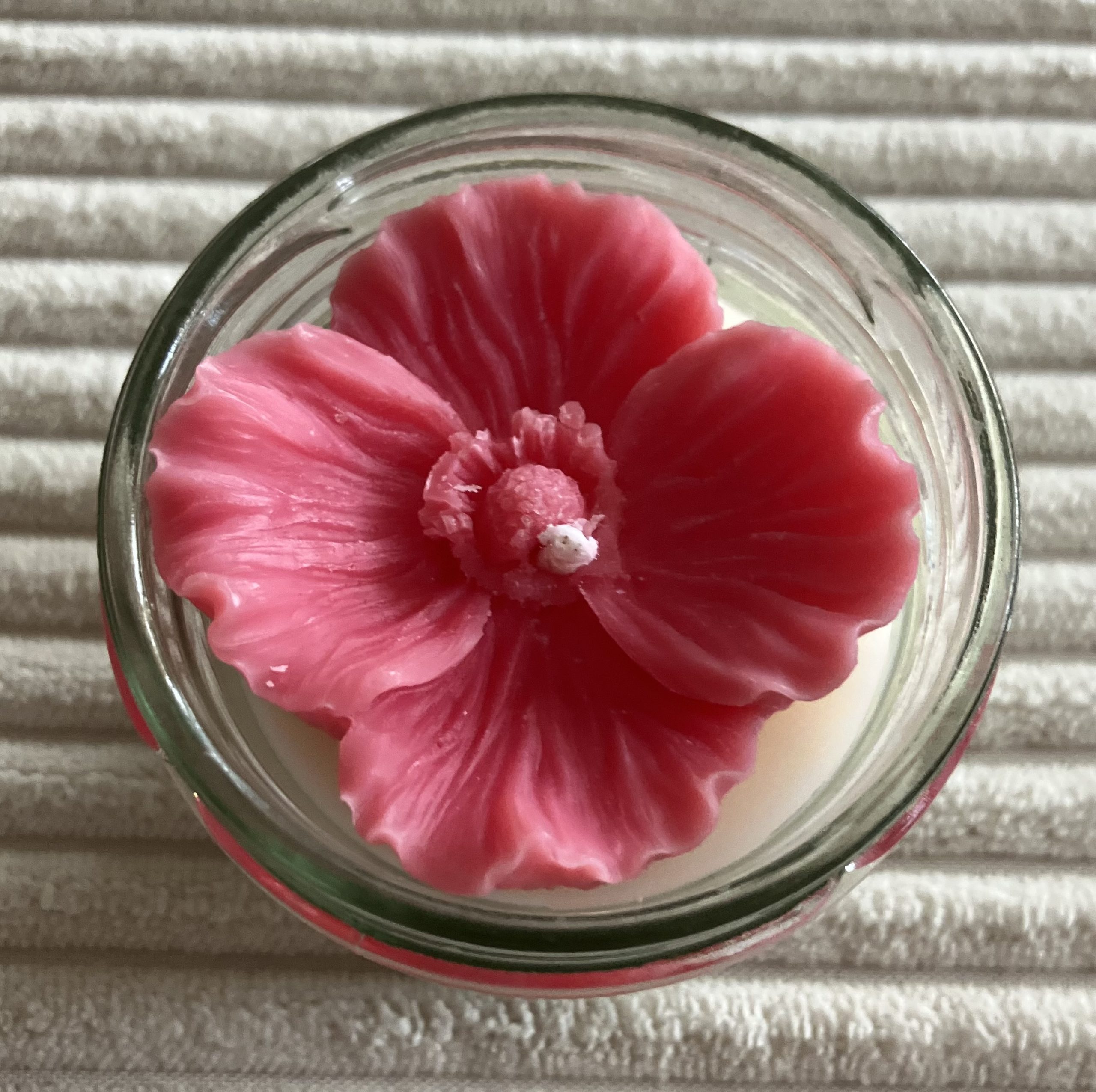 Bougie édition printanière Azalée du Japon en cire végétale d'olive, mèche ECO coton, mica rose et parfum sans CMR ni phtalate.