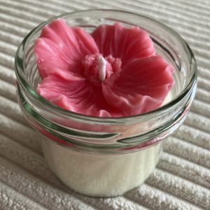 Bougie édition printanière Azalée du Japon en cire végétale d'olive, mèche ECO coton, mica rose et parfum sans CMR ni phtalate.