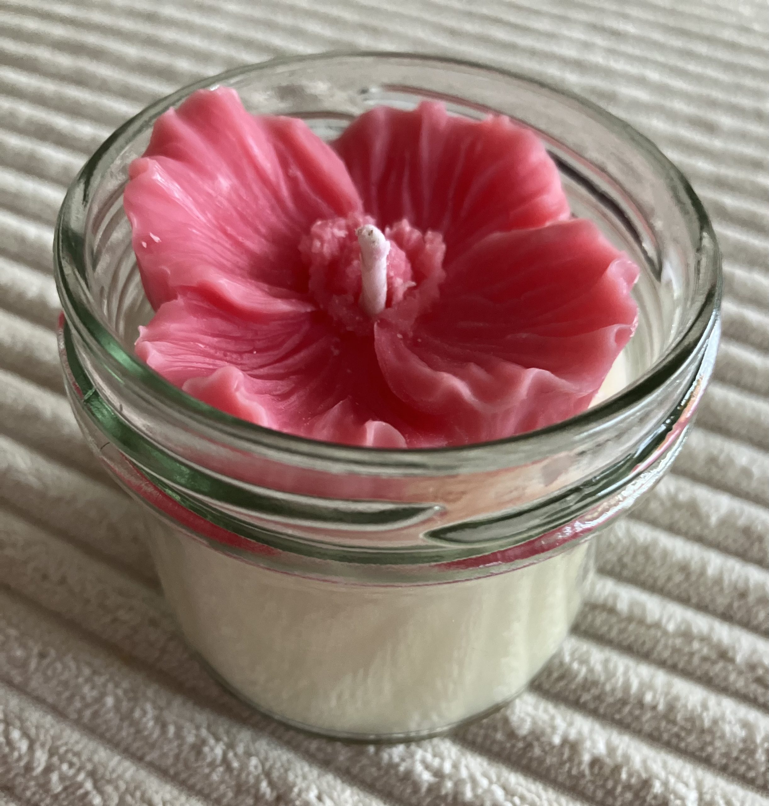 Bougie édition printanière Azalée du Japon en cire végétale d'olive, mèche ECO coton, mica rose et parfum sans CMR ni phtalate.